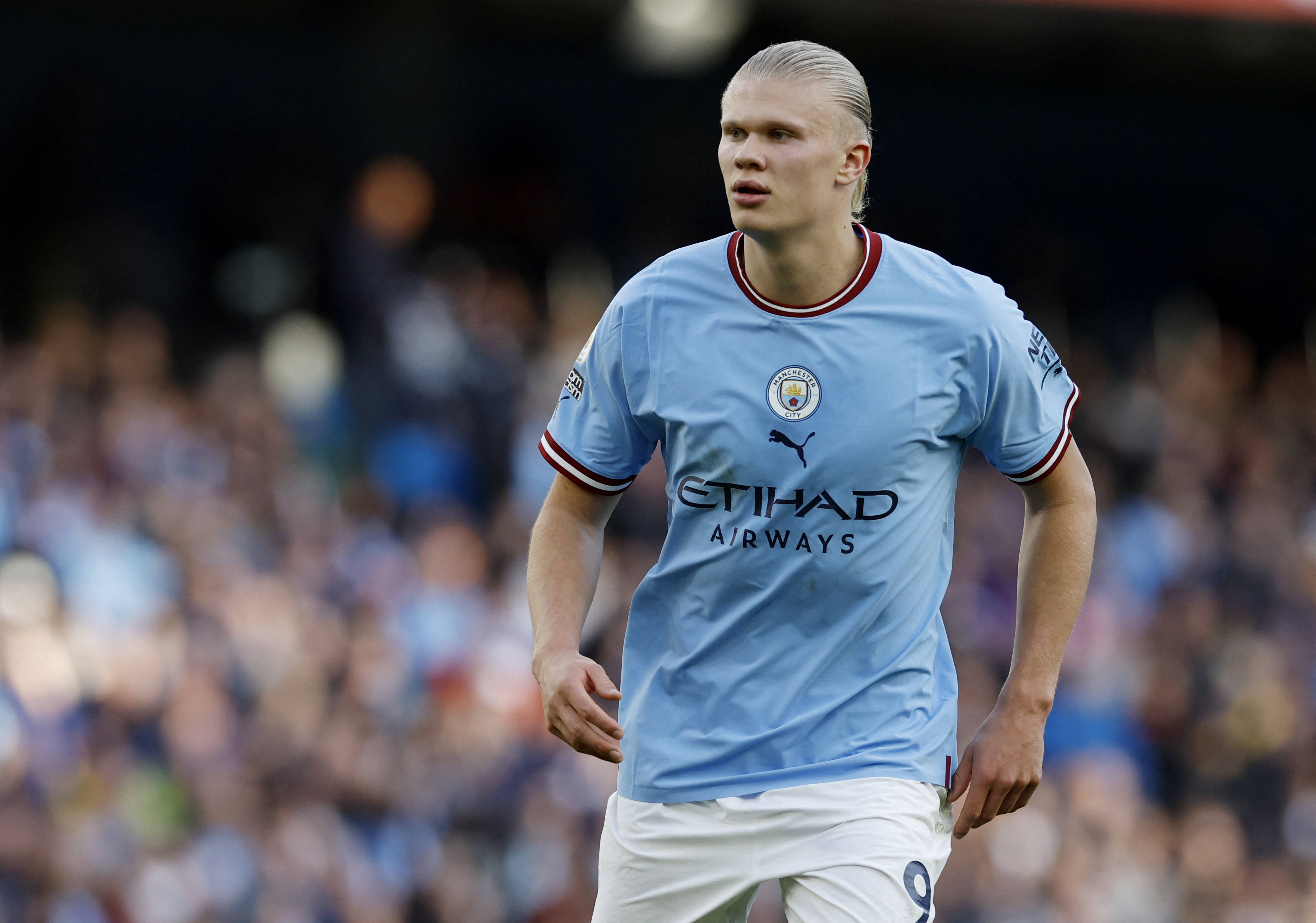 特伦斯·克劳福德因拒缴WBC制裁费被剥夺拳王头衔，引发争议，拳迷对其立场分化，争议持续。（因拒缴WBC制裁费，特伦斯·克劳福德被撤销拳王头衔；风波未息，拳迷立场分化）